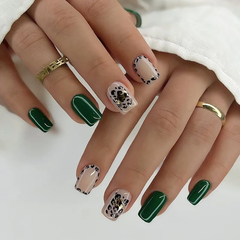 Kunstvolle Nagelkunst mit geschmackvollen Grün- und Leoparden Akzenten Karnz