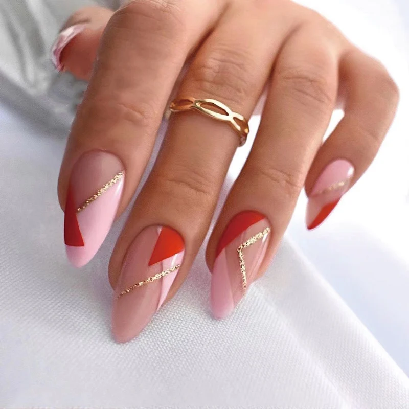 Kunstvolle Nagelkunst mit geometrischen Akzenten und Metallic-Details Karnz