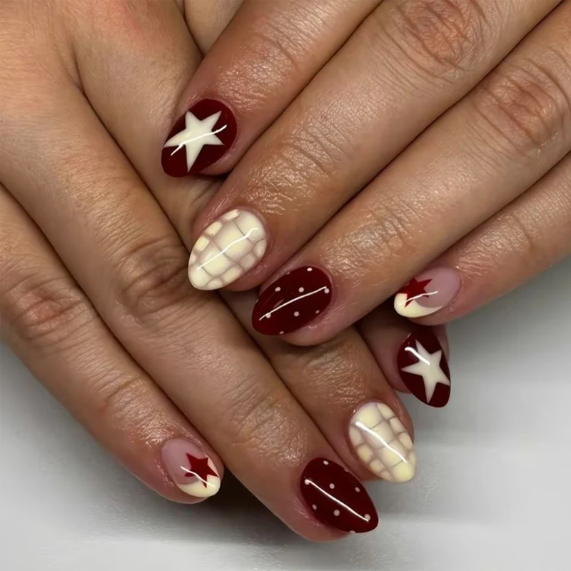 Kunstvolle Nagelkunst mit geometrischem Muster und festlichem Design Karnz