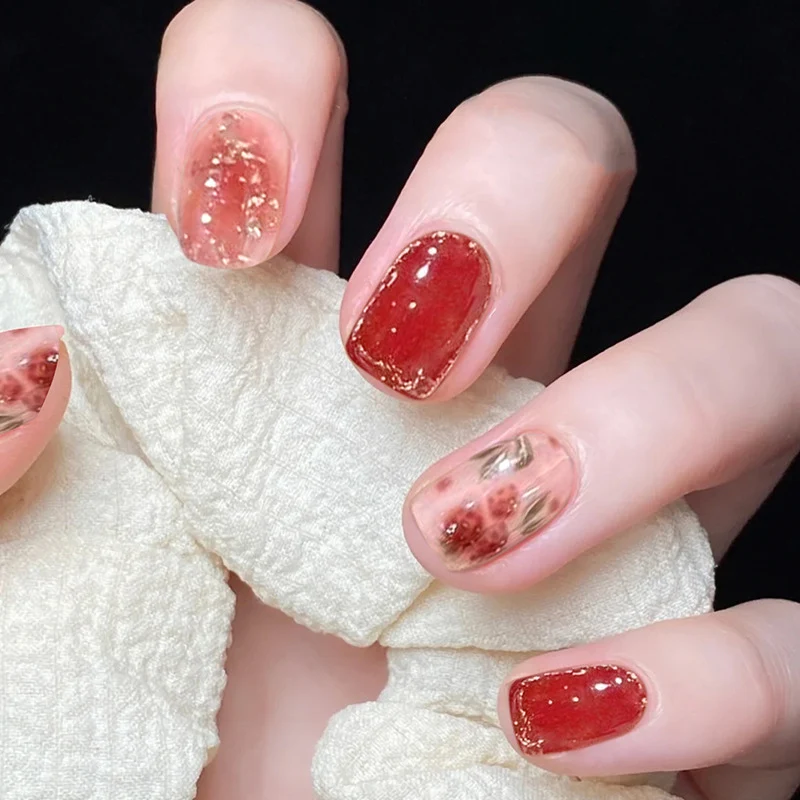 Kunstvolle Nagelkunst mit Funkelelementen und eleganten Akzenten Karnz