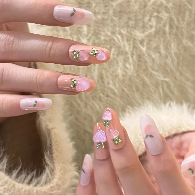 Kunstvolle Nagelkunst mit Frucht- und Glitzermotiven Karnz