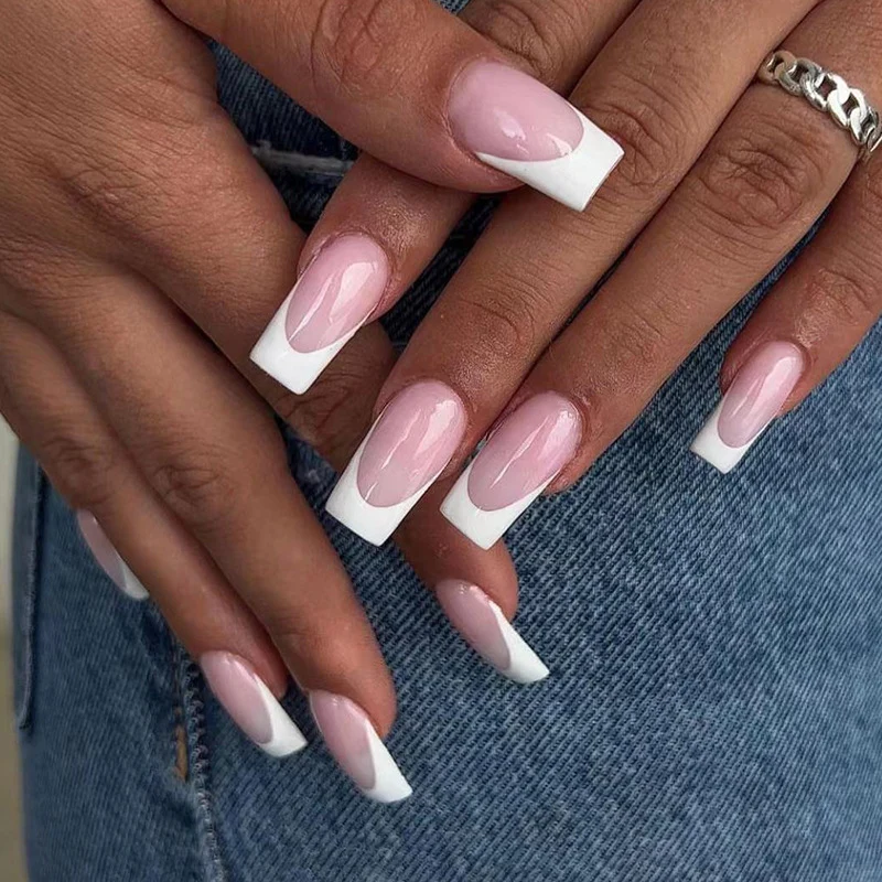 Kunstvolle Nagelkunst mit French Tip Design Karnz