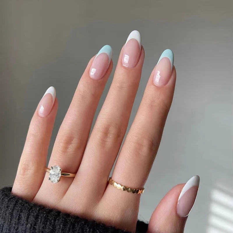 Kunstvolle Nagelkunst mit französischem Design Karnz