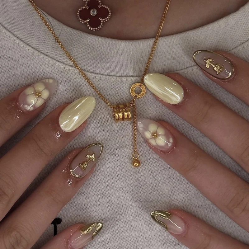 Kunstvolle Nagelkunst mit floralen Verzierungen und Glitzerakzenten Karnz