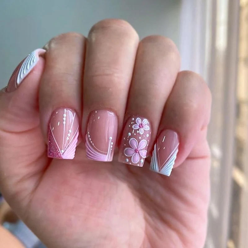 Kunstvolle Nagelkunst mit floralen Verzierungen Karnz