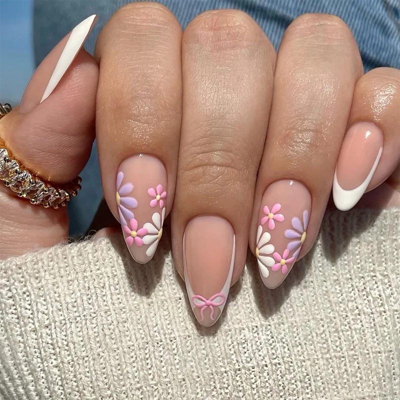 Kunstvolle Nagelkunst mit floralen Verzierungen Karnz