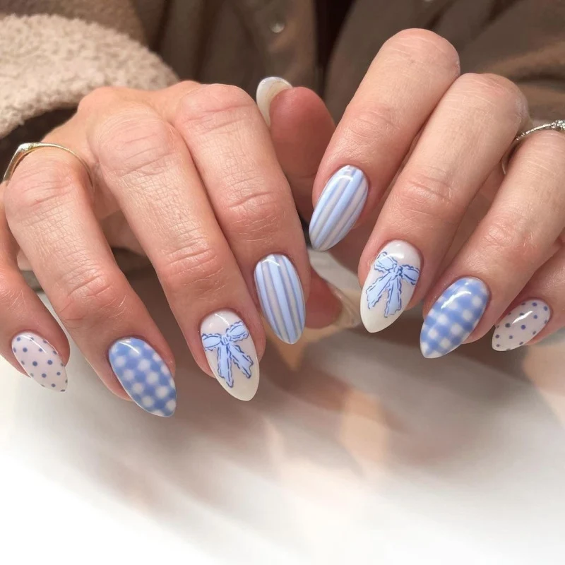 Kunstvolle Nagelkunst mit floralen und gepunkteten Designs Karnz