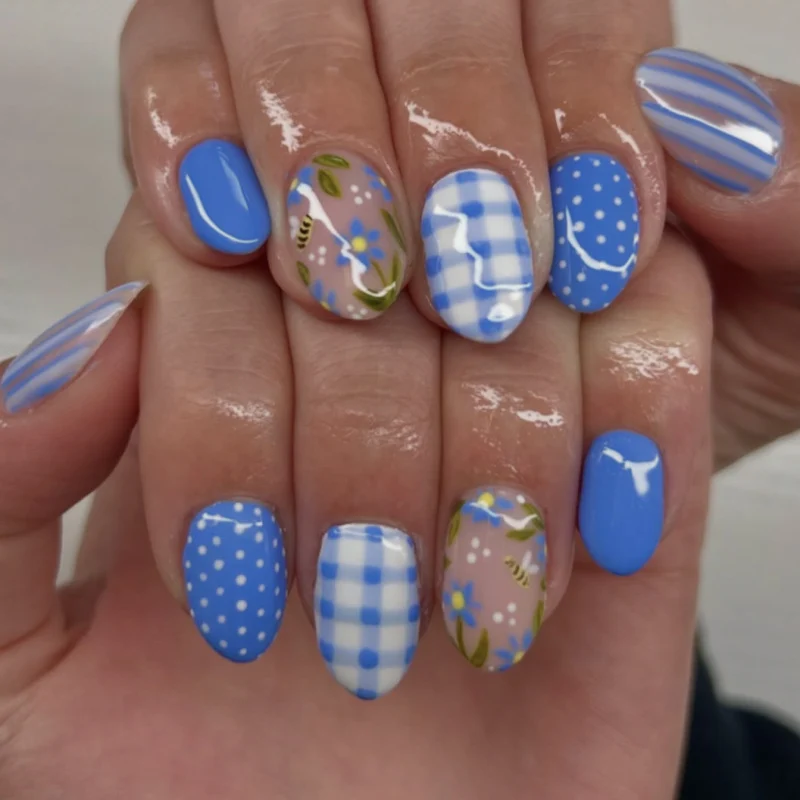 Kunstvolle Nagelkunst mit floralen und geometrischen Designs Karnz