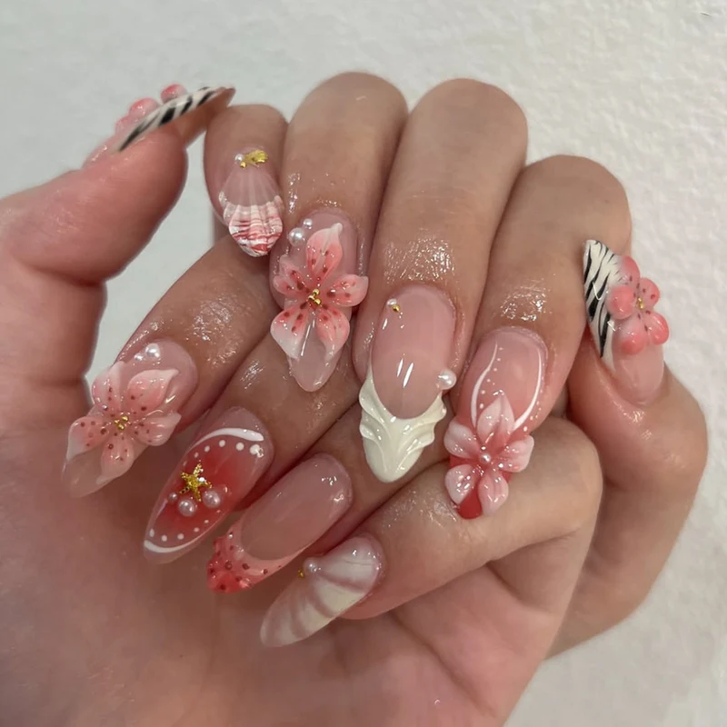 Kunstvolle Nagelkunst mit floralen und eleganten Akzenten Karnz