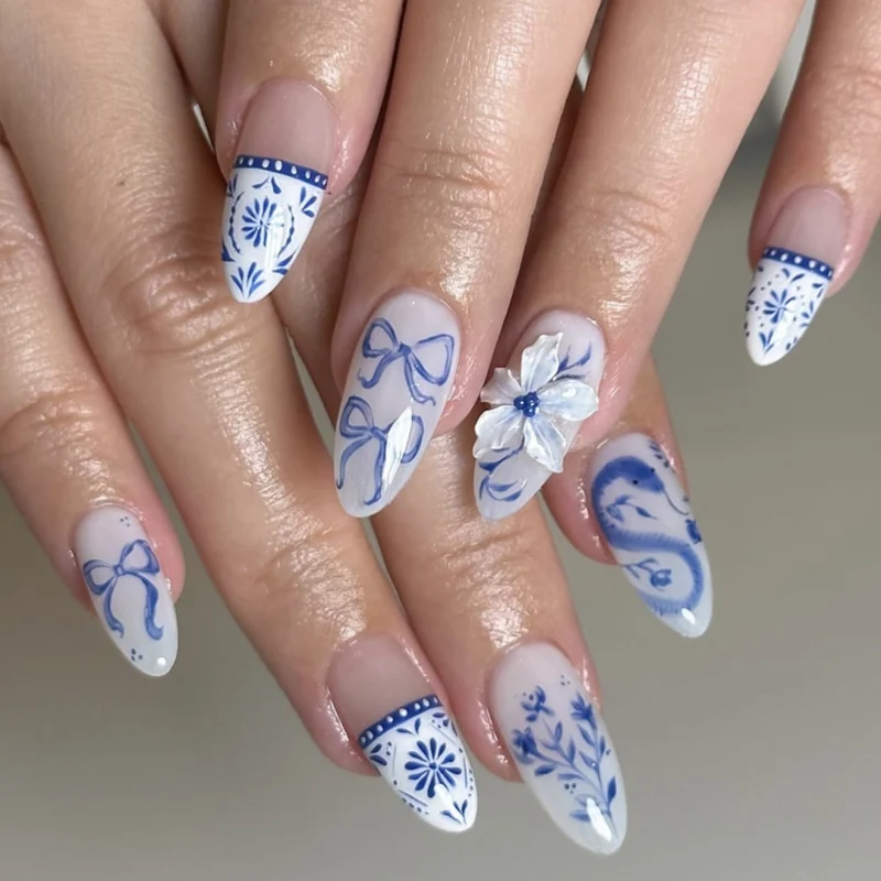 Kunstvolle Nagelkunst mit floralen und Bogenverzierungen Karnz