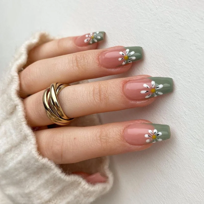 Kunstvolle Nagelkunst mit floralen Mustern Karnz