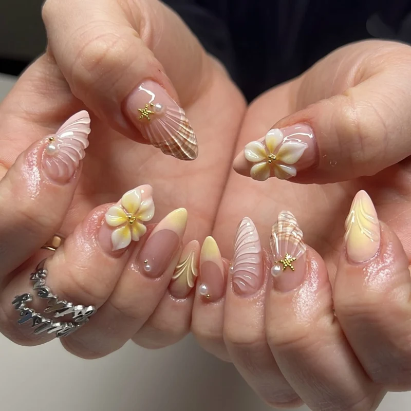 Kunstvolle Nagelkunst mit floralen Motiven und eleganten Akzenten Karnz