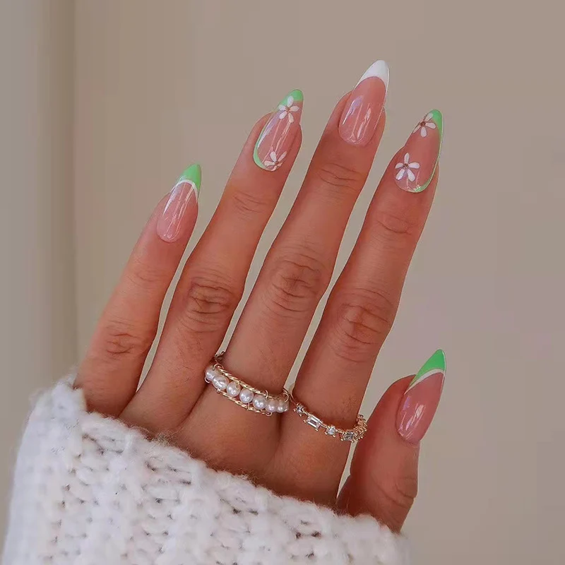 Kunstvolle Nagelkunst mit floralen Details Karnz