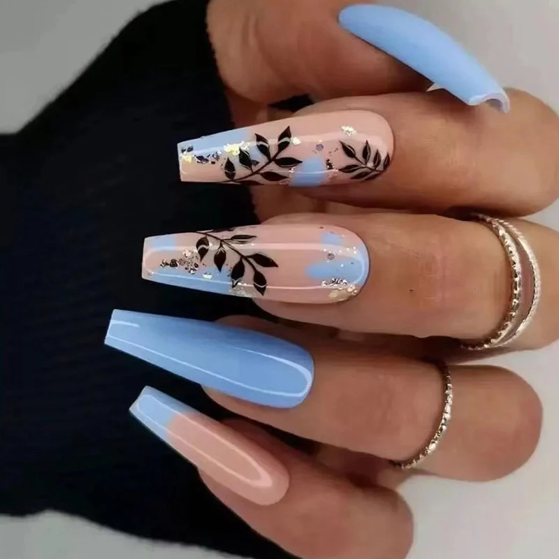 Kunstvolle Nagelkunst mit floralen Designs und Glitzer Karnz