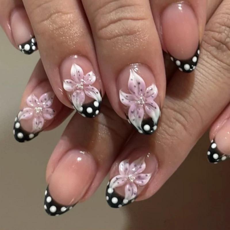 Kunstvolle Nagelkunst mit floralen Designs und eleganten Akzenten Karnz