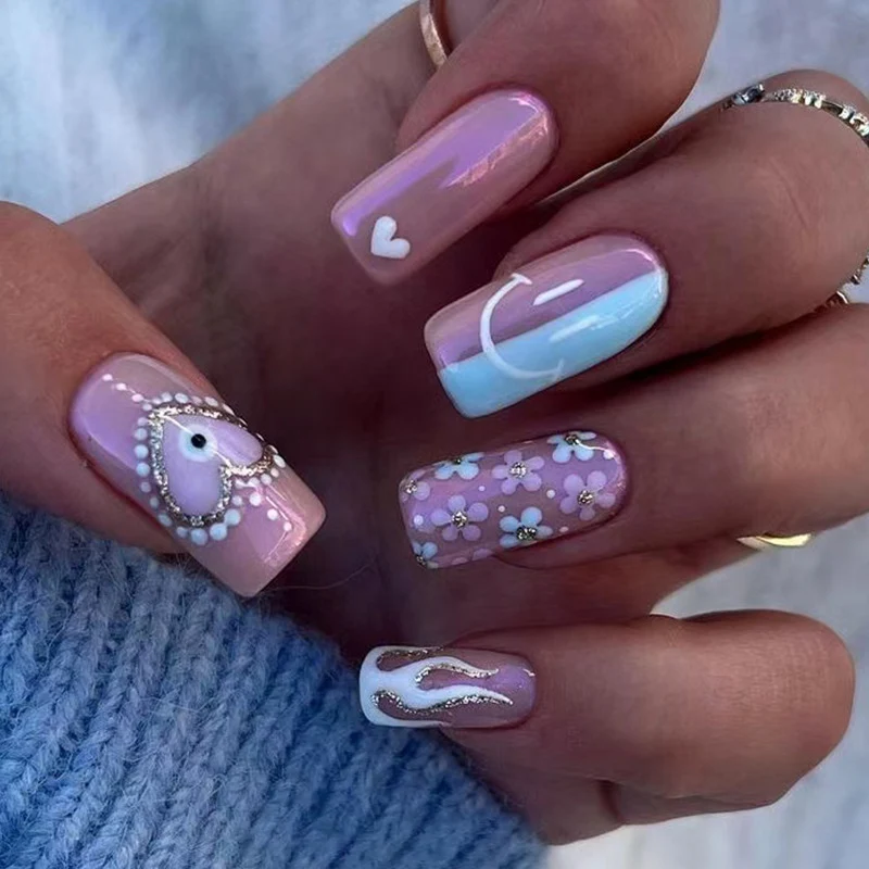 Kunstvolle Nagelkunst mit floralen Akzenten und Glitzerverzierungen Karnz