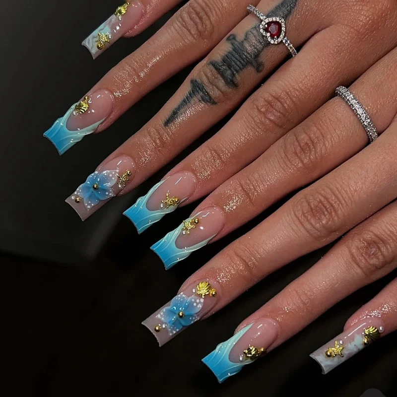 Kunstvolle Nagelkunst mit floralen Akzenten und Glitzereffekten Karnz