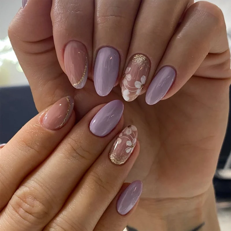 Kunstvolle Nagelkunst mit floralen Akzenten und Glitzer Karnz