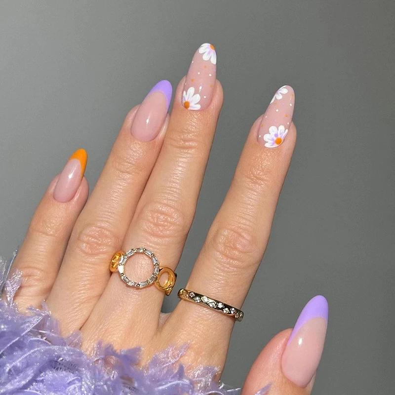 Kunstvolle Nagelkunst mit floralen Akzenten und Farbverlauf Karnz