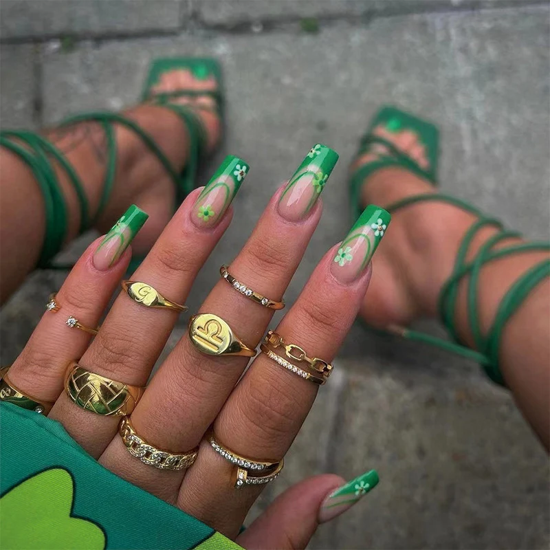 Kunstvolle Nagelkunst mit floralen Akzenten und elegantem Design Karnz