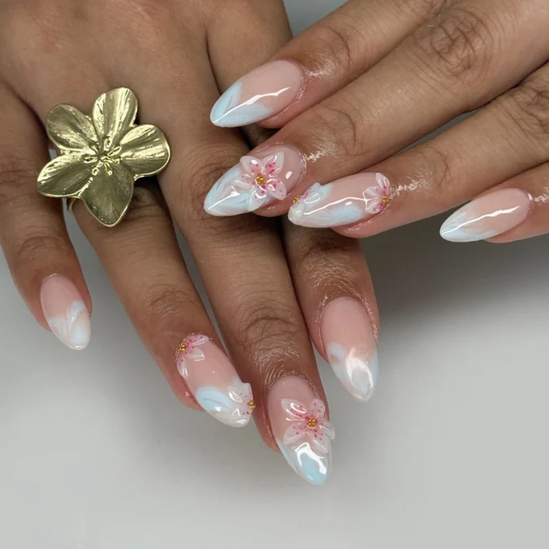 Kunstvolle Nagelkunst mit floralen Akzenten Karnz