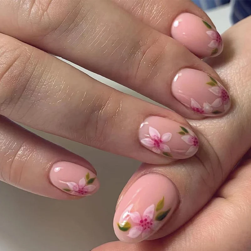 Kunstvolle Nagelkunst mit floralen Akzenten Karnz