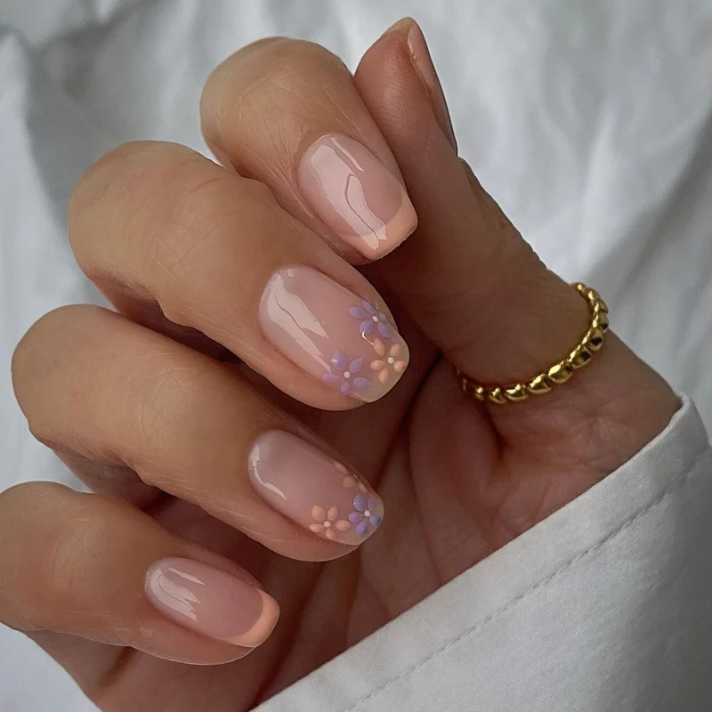 Kunstvolle Nagelkunst mit floralen Akzenten Karnz