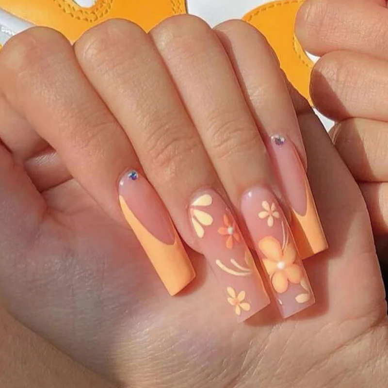 Kunstvolle Nagelkunst mit floralem und kreativem Design Karnz