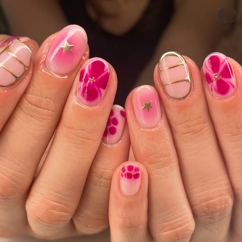 Kunstvolle Nagelkunst mit floralem Design und Glitzerelementen Karnz