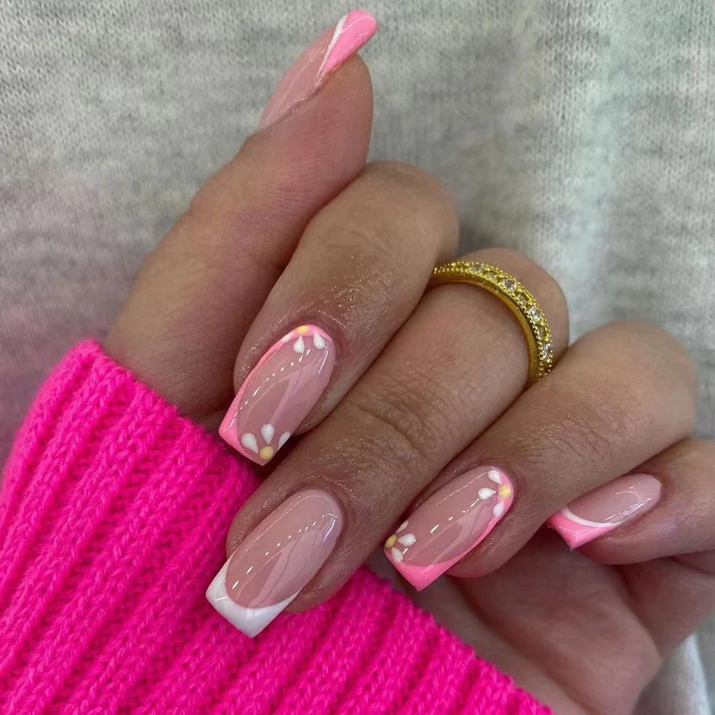Kunstvolle Nagelkunst mit floralem Design und Glitzerakzenten Karnz