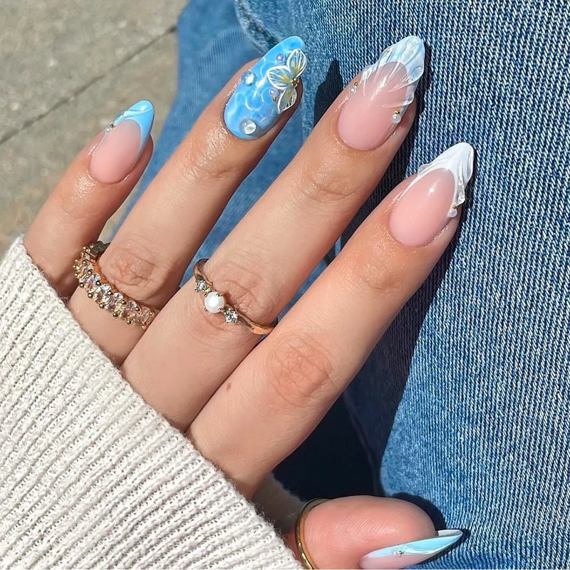 Kunstvolle Nagelkunst mit floralem Design und Glitzer Karnz