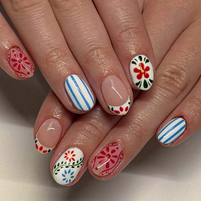 Kunstvolle Nagelkunst mit floralem Design und bunten Mustern Karnz