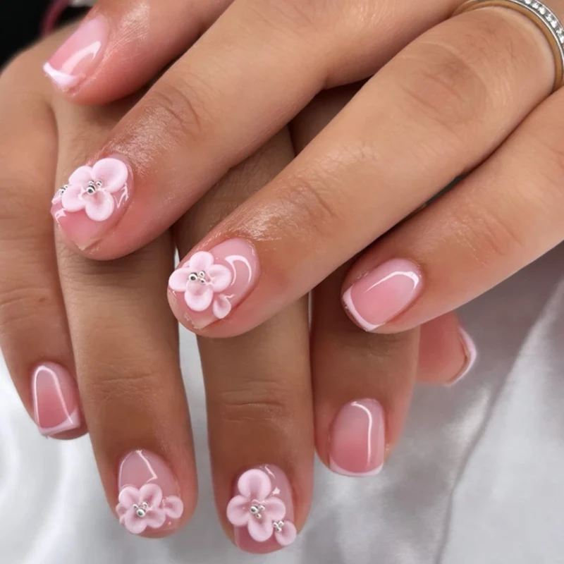 Kunstvolle Nagelkunst mit floralem Design Karnz