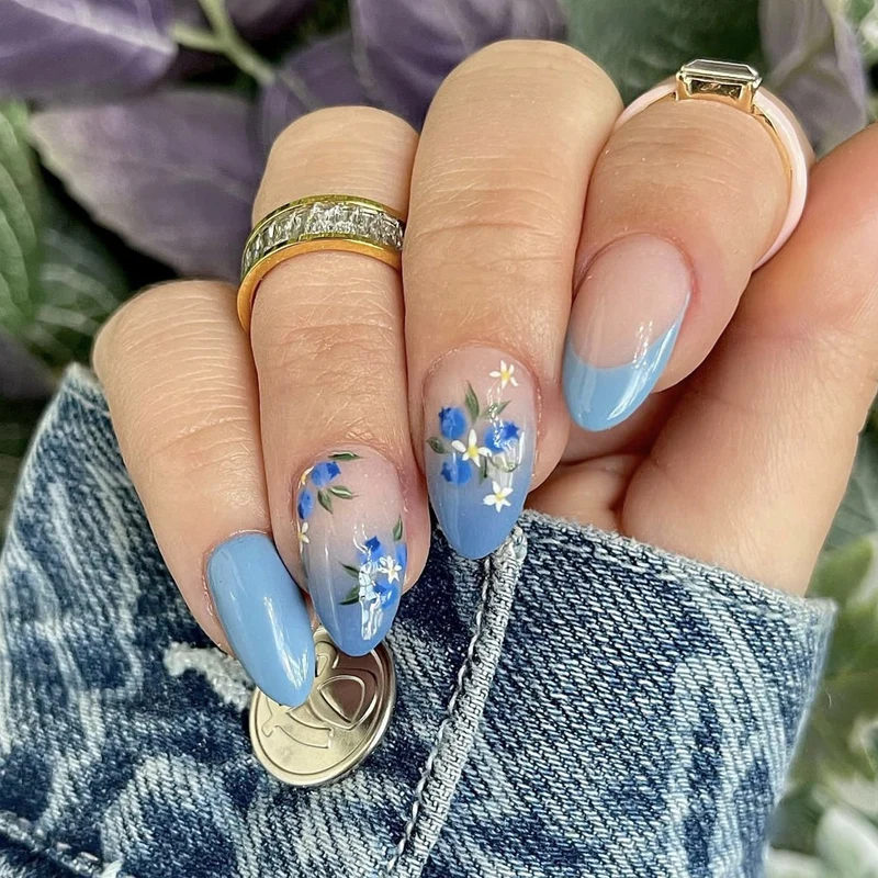 Kunstvolle Nagelkunst mit floralem Design Karnz