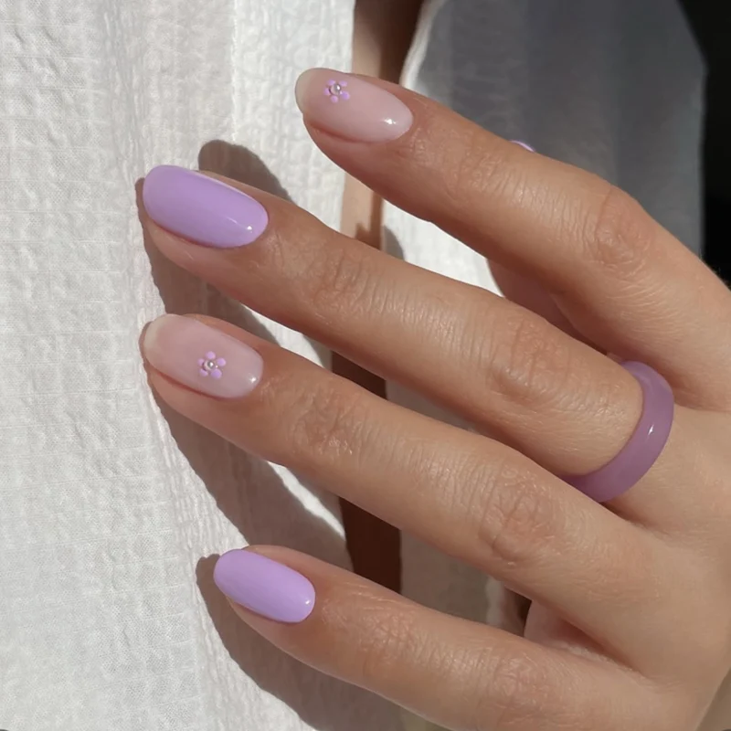 Kunstvolle Nagelkunst mit floralem Akzent Karnz