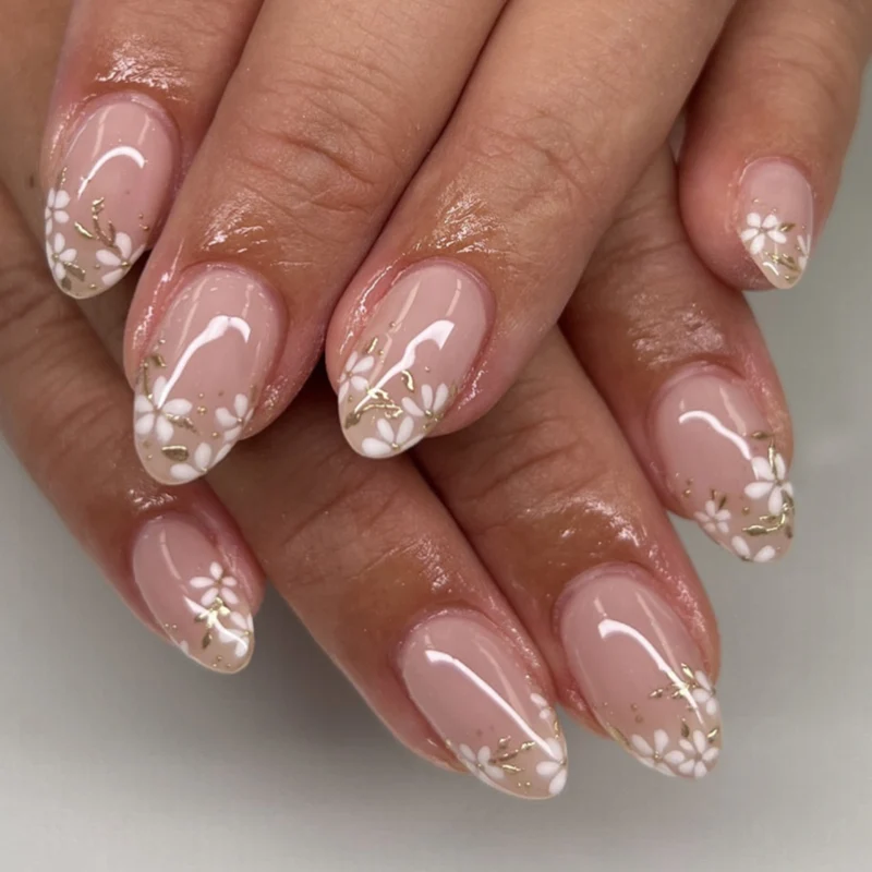 Kunstvolle Nagelkunst mit Floral-Design und Glitzerakzenten Karnz