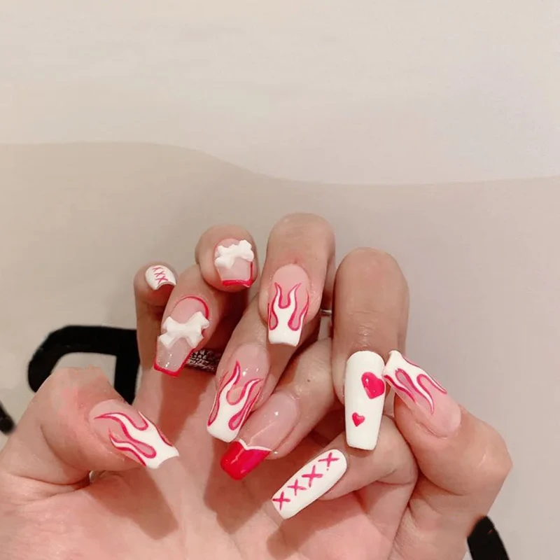 Kunstvolle Nagelkunst mit Feuer- und Herzmotiven Karnz