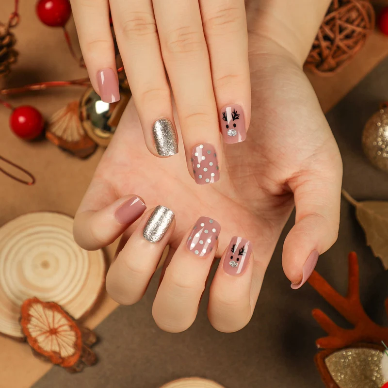 Kunstvolle Nagelkunst mit festlichen Akzenten Karnz