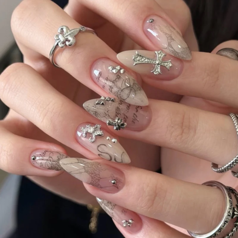 Kunstvolle Nagelkunst mit exklusiven Metallverzierungen Karnz