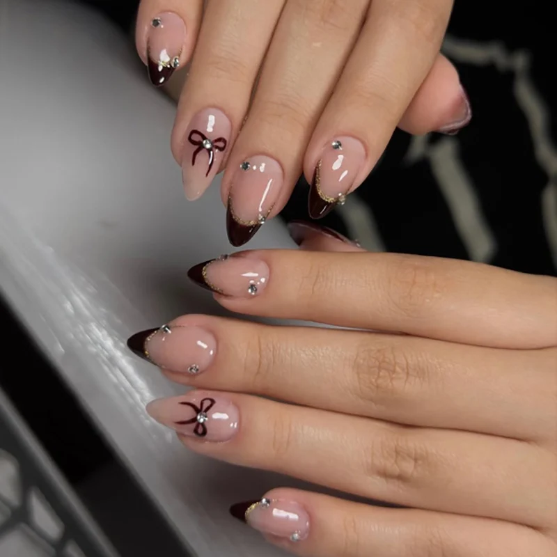 Kunstvolle Nagelkunst mit eleganter Schleifenverzierung Karnz