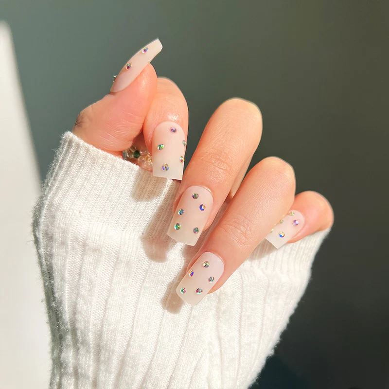 Kunstvolle Nagelkunst mit eleganten Strassverzierungen Karnz
