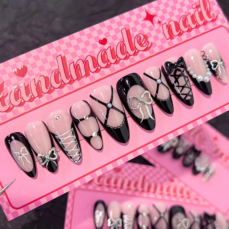 Kunstvolle Nagelkunst mit eleganten Schleifen und Glitzerakzenten Karnz
