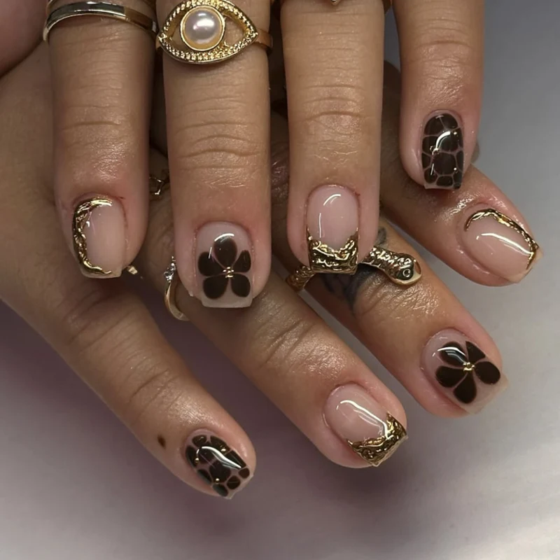 Kunstvolle Nagelkunst mit eleganten goldenen Akzenten Karnz