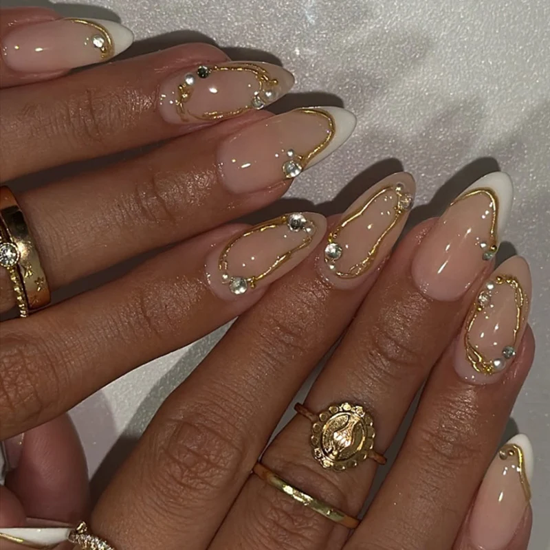 Kunstvolle Nagelkunst mit eleganten Goldakzenten Karnz