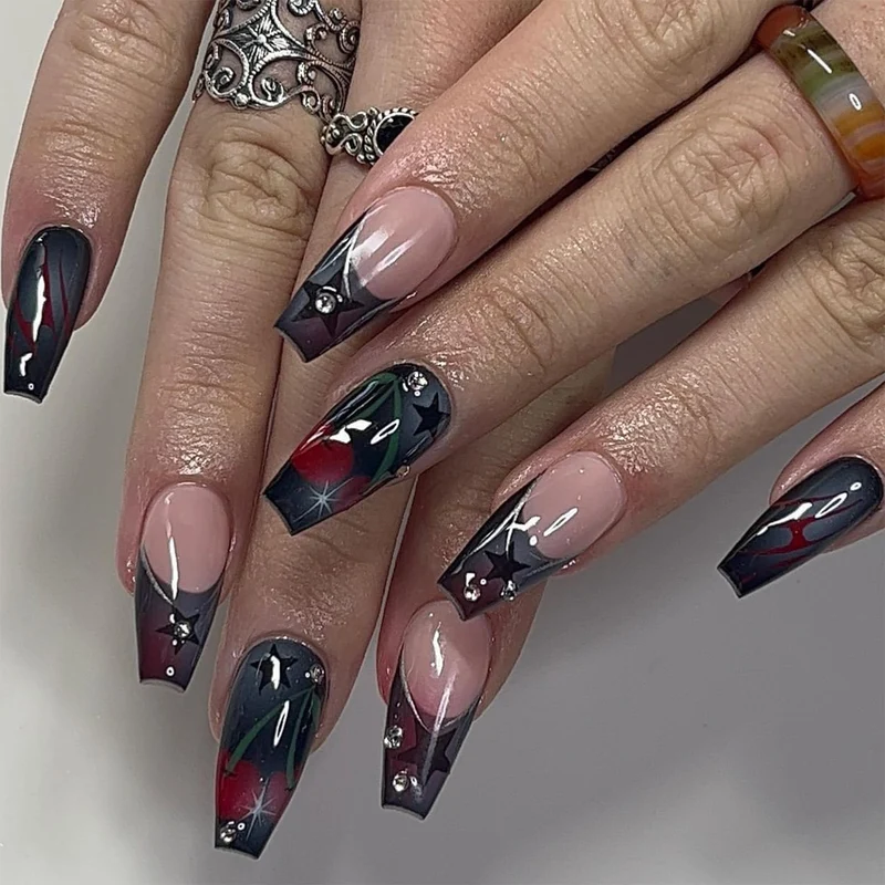 Kunstvolle Nagelkunst mit eleganten Glitzerakzenten und floralem Design Karnz