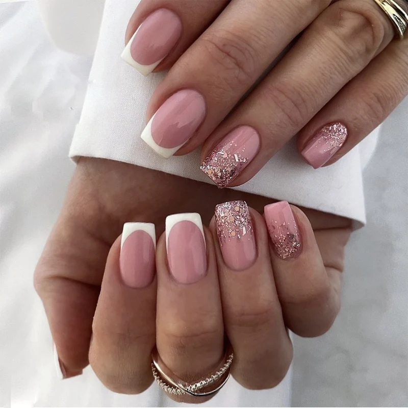 Kunstvolle Nagelkunst mit eleganten Glitter- und French-Spitze Akzenten Karnz