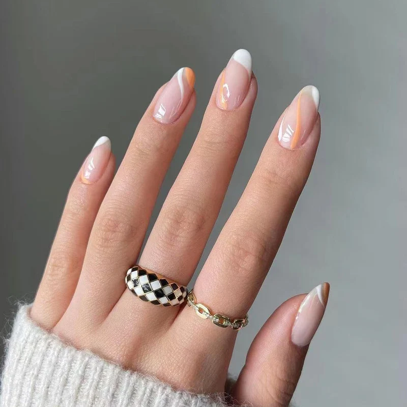 Kunstvolle Nagelkunst mit eleganten French-Tips und kreativen Designs Karnz