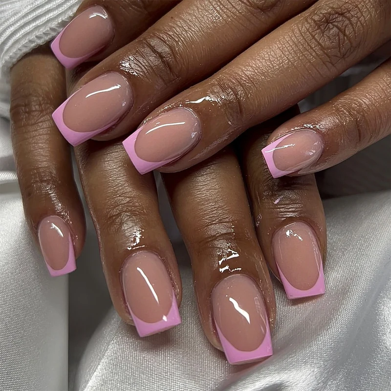 Kunstvolle Nagelkunst mit eleganten French-Tip Akzenten Karnz