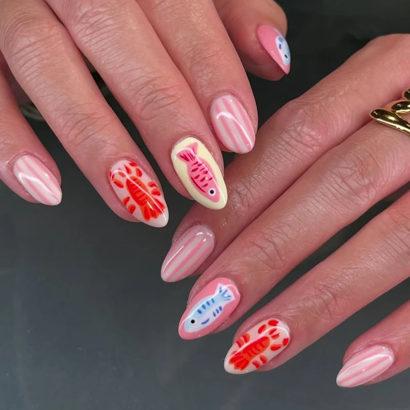 Kunstvolle Nagelkunst im maritimen Design Karnz