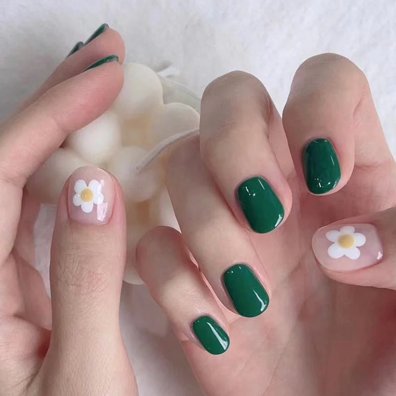 Kunstvolle Nagelkunst im floralen Design Karnz